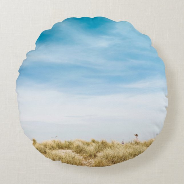 Grönt gräs fält under blå himmel rund kudde (Framsidan)