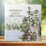 Grönt Gräs Forest Family Sjö House Cabin Kakelplatta<br><div class="desc">Öka din semesterhyra med vår Grönt Gräs Forest Family Sjö House Cabin keramic tile. Färgillustration av skogarnas skogsmark. Anpassa den och lägg till en liten naturcharm till ditt hus i sjö.</div>