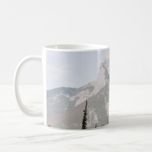 GRÖNT GRÄS TRÄD NÄRA MOUNTAIN UNDER VITA NEDLÄGGNI KAFFEMUGG (Vänster)