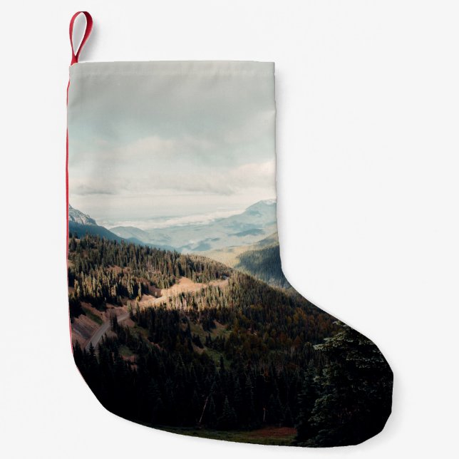GRÖNT GRÄS TRÄD OM MOUNTAIN UNDER VITA NEDLADDNING LITEN JULSTRUMPA (Framsidan)