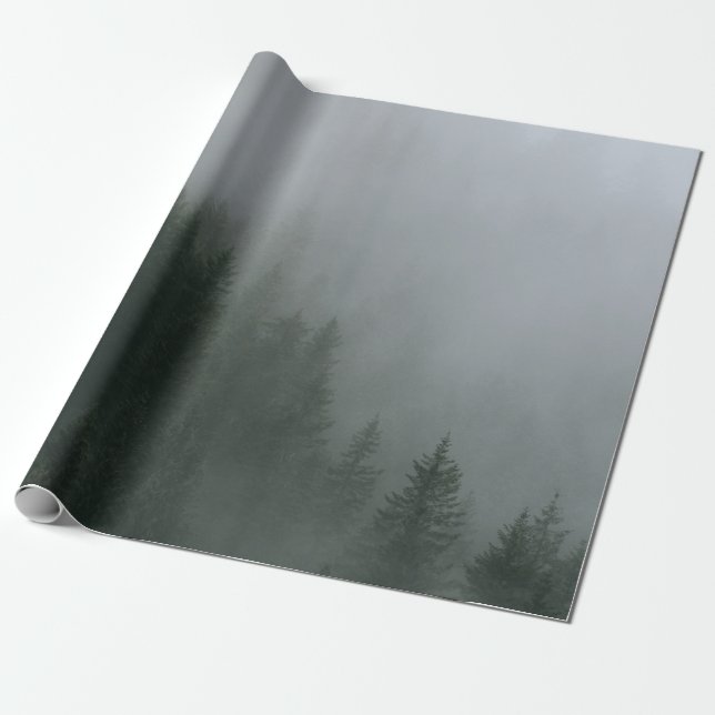 GRÖNT GRÄS TRÄD SOM OMFATTAS AV FOG PRESENTPAPPER (Utrullad)