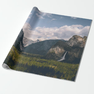 GRÖNT GRASS FÄLT NÄRA ROCKY MOUNTAIN UNDER VITA PRESENTPAPPER