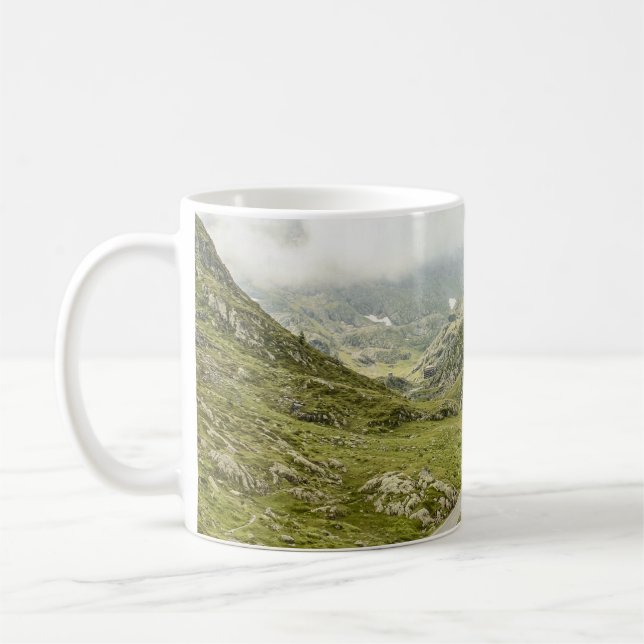 GRÖNT GRASS FÄLT OCH MOUNTAIN KAFFEMUGG (Vänster)