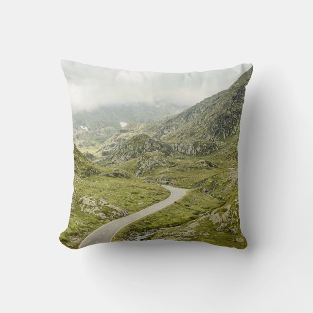 GRÖNT GRASS FÄLT OCH MOUNTAIN KUDDE (Framsida)