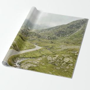 GRÖNT GRASS FÄLT OCH MOUNTAIN PRESENTPAPPER