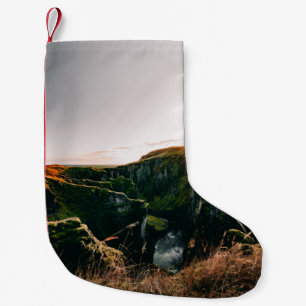 GRÖNT GRASS FÄLT OCH MOUNTAIN UNDER DAGEN LITEN JULSTRUMPA