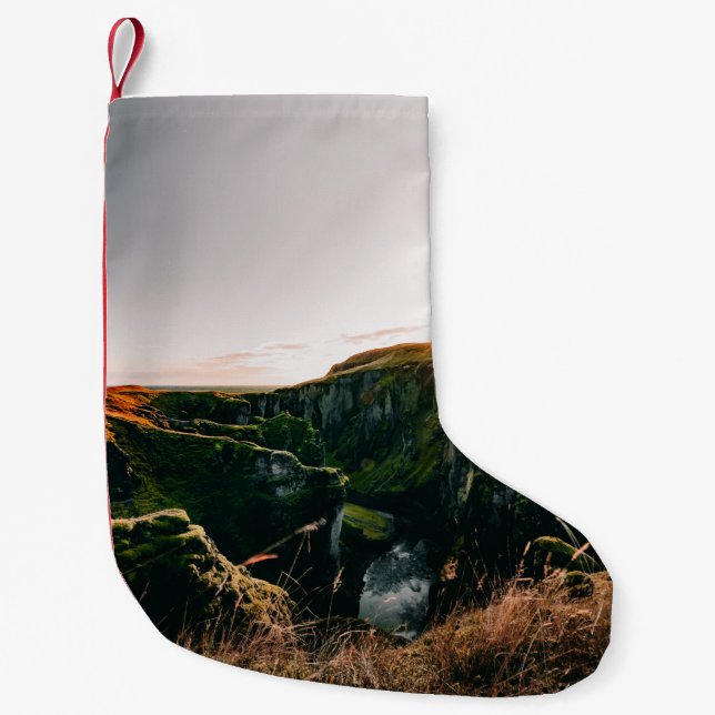 GRÖNT GRASS FÄLT OCH MOUNTAIN UNDER DAGEN LITEN JULSTRUMPA (Framsidan)