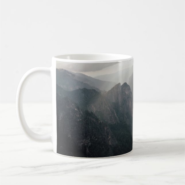 GRÖNT GRASS FÄLT OCH MOUNTAINER UNDER DAGEN KAFFEMUGG (Vänster)
