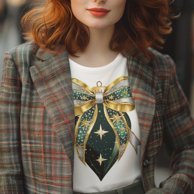 Grönt Guld och Silver Ornament och Bow T Shirt (Green gold and silver holiday ornament on ladies tee for the holiday season
)