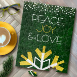 Grönt Guld Snowflake Peace Joy Kärlek Citat Modern Pussel<br><div class="desc">"Fred, glädje och kärlek." En jättelik, roligt, lekfull, guld- och vit snöflingillustration och modern typografi på en rik, djup mörk grönt marmorbakgrund hjälper dig att sätta dig in i julhelgen. Ett vitt och guld konetti prickar gräns ramar överst. Känn julhelgens värme och glädje när du användor det här fantastiska, färgstarka...</div>