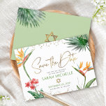 Grönt Guld Tropiska Bat mitzvah Blommigten Handfla Spara Datumet<br><div class="desc">Se till att alla dina vänner och släktingar kan fira din dotters milstolpe Bat mitzvah! Skicka ut den här chicen, personligen "Spara datummeddelande". Fläktande, färgstarka, tropiska vattenfärgfåglar av paradisblommor, handskrivet faux guld-skript, stjärnan av David- och glitter-punkter, tillsammans med grönt- och grått-modern sans serif-typ, täcker över en ren vit bakgrund. Ytterligare...</div>