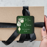 Grönt guld, vit buske jul fyrkantigt klistermärke<br><div class="desc">För en julomslutning av party favors eller gåva. En ojämn grönt med ojämn färgad. Dekorerad med vita och guld baublar och lite grej och en gräs-kon. Anpassa och lägg till ditt namn,  år. Text: God jul</div>