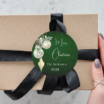 Grönt guld, vit buske jul runt klistermärke<br><div class="desc">För en julomslutning av party favors eller gåva. En ojämn grönt med ojämn färgad. Dekorerad med vita och guld baublar och lite grej och en gräs-kon. Anpassa och lägg till ditt namn,  år. Text: God jul</div>