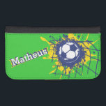 Grönt gult fotbolls-EM med namnet flap fodral<br><div class="desc">Fotboll/fotboll för gult,  blått och grönt (brasilianskt färg) splatt på baksidan av målet/nätbarnsfodral. Idealisk för den brasilianska fotbollen eller fotbollsspelaren fläkt,  personalisera med ditt eget namn läser för närvarande Matheus. Designad av Sarah Trett.</div>