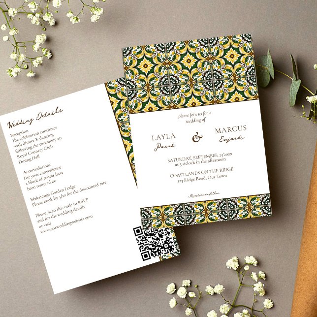 Grönt gult Medelhavsbricka i hela bröllop Inbjudningar (Green yellow Portuguese Mediterranean ornate folk tile all in one wedding Invitation template)