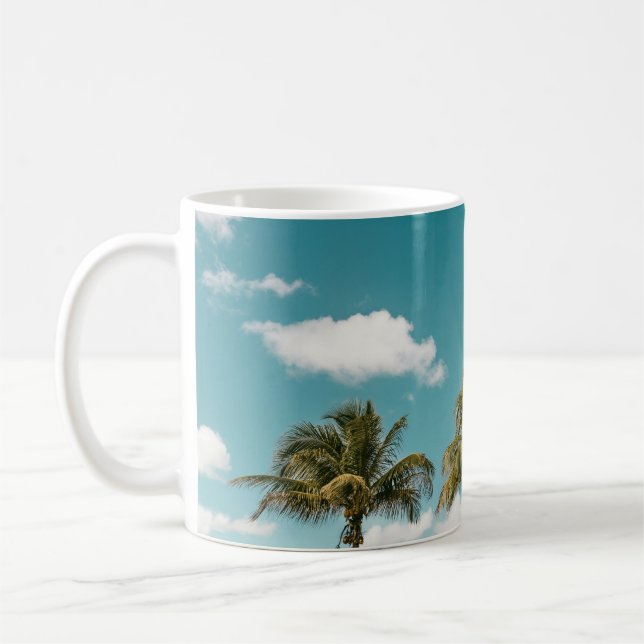 Grönt handflatan träd under blå himmel på morgonen kaffemugg (Vänster)