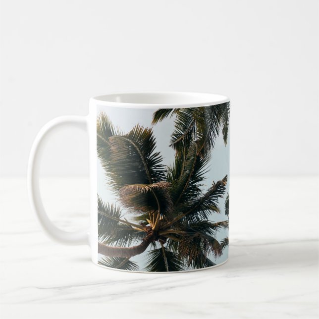 Grönt handflatan träd under vita himlar på morgone kaffemugg (Vänster)