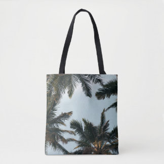 Grönt handflatan träd under vita himlar på morgone tygkasse