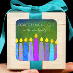 Grönt Hanukkah Blue Boho Candles Peace Kärlek Ligh Fyrkantigt Klistermärke<br><div class="desc">"Fred, kärlek och ljus." En lekfull, modern, konstgjord illustration av boho mönster-ljus hjälper dig att sätta dig in i Hanukkahs helgdag. Blåljus med färglöst faux foil mönster täcker över en rik, djup grönt texturerad bakgrund. Känn julhelgens värme och glädje när du användor den här häpnadsväckande, färgstarka, personlig, anpassade namnet Hanukkah-dekalen....</div>