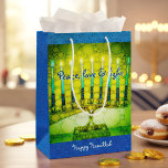 Grönt Hanukkah Menorah Peace Kärlek Light Script<br><div class="desc">"Fred, kärlek och ljus." En närbild av en ljus, färglös, grönt och gult konstmenorah mot en blå faux glitter-bakgrund hjälper dig att sätta dig upp i helgdag av Hanukah i stil. Känn julhelgens värme och glädje varje gång du användor den här söta och roligt anpassningsbarna för storleka presentväskor. Matchningskort, porto,...</div>