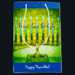 Grönt Hanukkah Menorah Peace Kärlek Light Script<br><div class="desc">"Fred, kärlek och ljus." En närbild av en ljus, färglös, grönt och gult konstmenorah mot en blå faux glitter-bakgrund hjälper dig att sätta dig upp i helgdag av Hanukah i stil. Känn julhelgens värme och glädje varje gång du användor den här söta och roligt anpassningsbarna för storleka presentväskor. Matchningskort, porto,...</div>