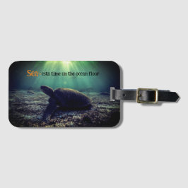 Grönt havssköldpadda på golv bagagebricka