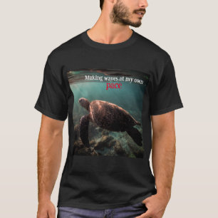 Grönt Havssköldpadda som simmar under vatten T Shirt