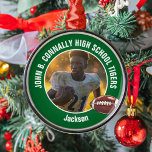 Grönt High School Football Player Photo jul Julgransprydnad Metall<br><div class="desc">Den här coolan har skräddarsytt fotbolls-spelarens fotopilornament i grönt med vit typografi av ditt team och namn. Anpassa med idrottsmannen namn bredvid boll.</div>
