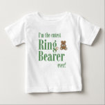 Grönt I är Ring Bearer någonsin Bröllop T Shirt<br><div class="desc">Försöker du hitta perfektens gåva till din beundrare av ring? Denna förtjusande grönt ring Bearer t-shirt,  med en söt björn och ett par bröllop ringar,  är perfekt till repetitionsmiddagen,  presentöppningen eller när som helst.</div>