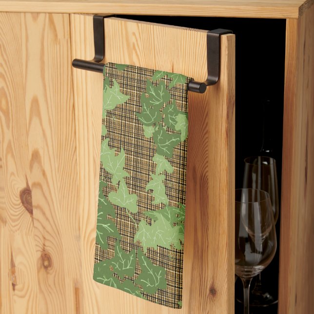 Grönt ivu på guld svartbrun plaid kökshandduk (Thirds Fold)