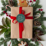 Grönt Julskript, modern minimal elegant Runt Klistermärke<br><div class="desc">Modern grönt för minsta blad/barr-skript,  helgdag utformning av personligen för julgranar. Hand målade eukalyptus,  minimalt löv och modern rustik krutans ge i helgdag ger en lyxaktig känsla. I klassade gröntar,   och grå.</div>