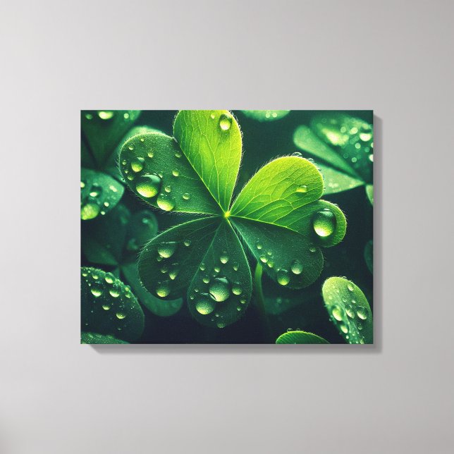 Grönt klöver löv med droppar i vatten - canvastryck (Framsida)