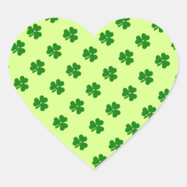 Grönt klöver, vita pärlor till St. Patrick's day Hjärtformat Klistermärke