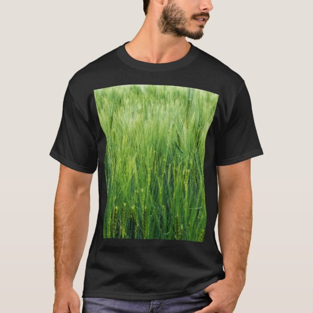 Grönt korn fält, vår closeup. t shirt (Framsida)