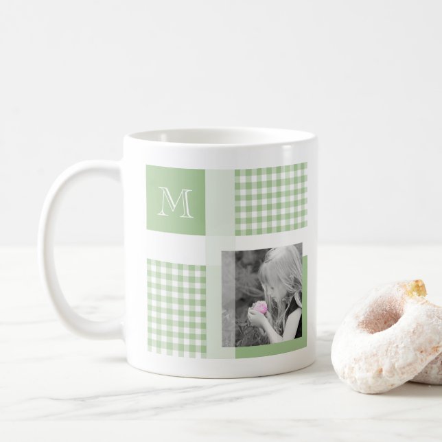 Grönt Lägg till ditt fotogingham Modern Monogram Kaffemugg (Med munk)