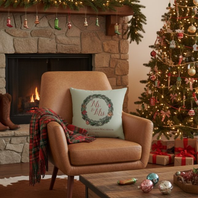 Grönt Landsbyggsbröllopet Mr. och Mrs. Jul Kudde (Country Sage Green Mr & Mrs Christmas Pillow. Pine Wreath with Vintage Ornaments, Cowboy Hat, Boots)
