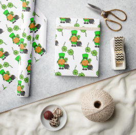 Grönt Leprechaun Gnome med Shamrock Presentpapper