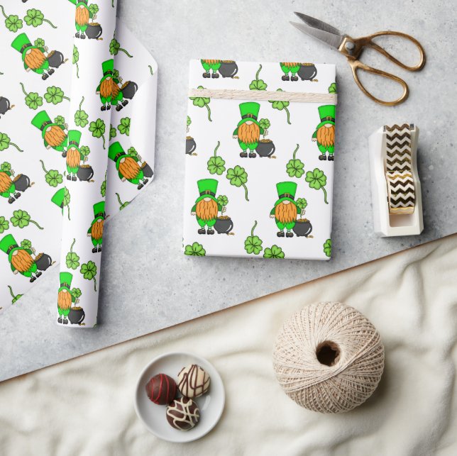 Grönt Leprechaun Gnome med Shamrock Presentpapper (Hantverk)