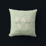 Grönt Linen Ivory Monogram Bröllop Keepsak Kudde<br><div class="desc">Elegant bröllop behåller grönten vävt linne-effektkudde med texten i mörk grått chic handskrivet skript för kalligrafi. Lägg bara till namn,  monogram och bröllop datum. Underbar gåva till ett nytt par. Enbart designad för dig av Lycklig Dolphin Studio. Kontakta oss på happydolphinstudio@outlook.com om du behöver hjälp eller matchande produkter.</div>