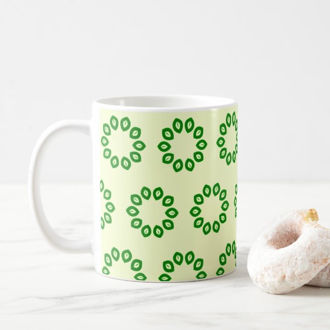 Grönt löv i en cirkel på gult kaffemugg (Med munk)