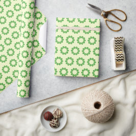 Grönt löv i en cirkel på gult presentpapper