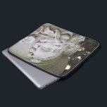 Grönt Man Laptop Fodral<br><div class="desc">Ansikte med vinstockar och blommor som sticker ut från munnen kallas Grönt Man. I detta foto från färg är den högljudda skulpturen ett arkitektoniskt inslag som är en del av en stor planter vid en kolonn. Skulpturens ytdjup i fält markerar skulpturen. Bokeh, ur fokuscirklar i färg, på den lämnat sidan...</div>