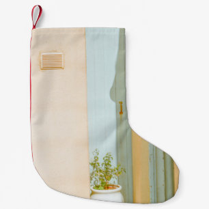 GRÖNT MED CERAMIC VAS BESIDE WHITE WOODEN LITEN JULSTRUMPA