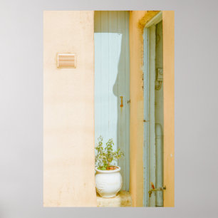 GRÖNT MED CERAMIC VAS BESIDE WHITE WOODEN POSTER