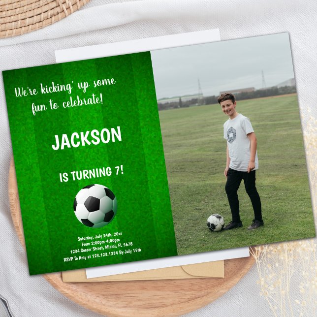 Grönt med radmatarens födelsedagsinbjudningar med  inbjudningar (Green With Line Soccer Birthday Invitations w phot)