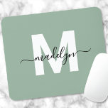 Grönt Modern Script Namn Monogram<br><div class="desc">Personlig Sage Grönt Initial Monogram Mouse Pad. Med den här snyggten kan du lägga till en liten elegans på arbetsytan. Den här utformningen har en mjuk bakgrund för grönten, ett skarpt, vitt inledande brev och ett slimmat svart skript namn, och är perfekt för alla som kärlekar ett rent och modernt...</div>