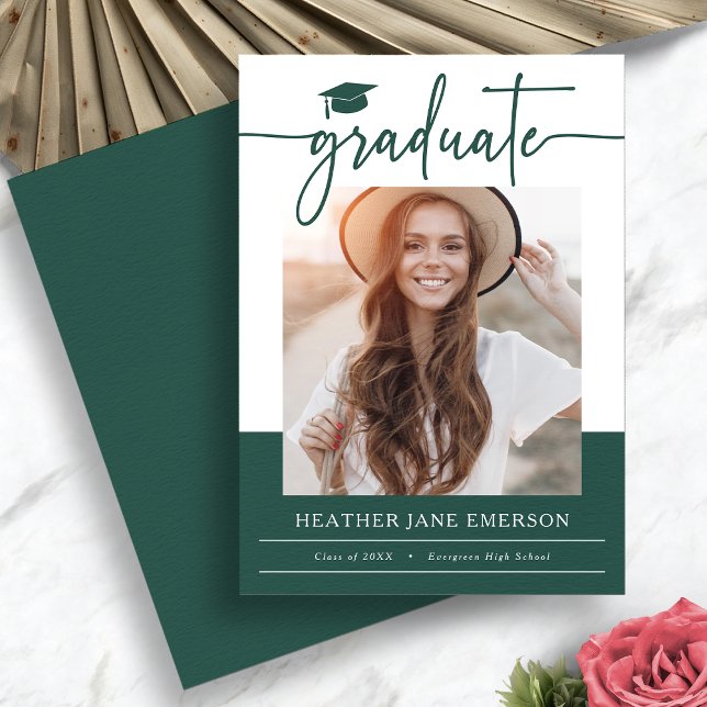 Grönt Modern Studenten Meddelande (Green Modern Photo Graduation Announcement by Painted Paperie
)