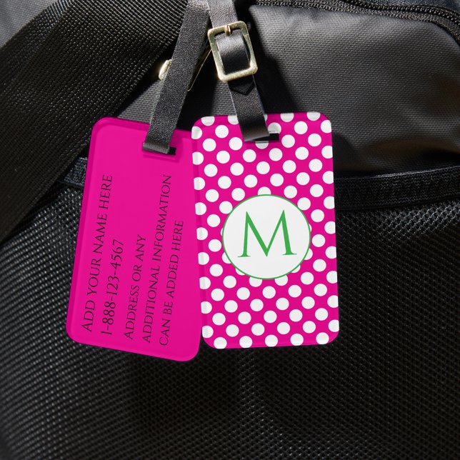 Grönt monogram varma rosa prickar Ljus färg Bagagebricka (Skapare uppladdad)