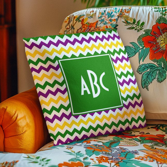 Grönt monogrammerat Mardi Gras-sicksack Kudde (Green Monogrammed Mardi Gras Zigzag Throw Pillow)
