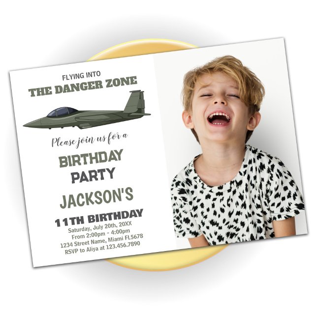 Grönt Mörk Bekämpa foto av födelsedag i Jet Inbjudningar (Green Dark Fighter Jet Birthday Invitations Photo)